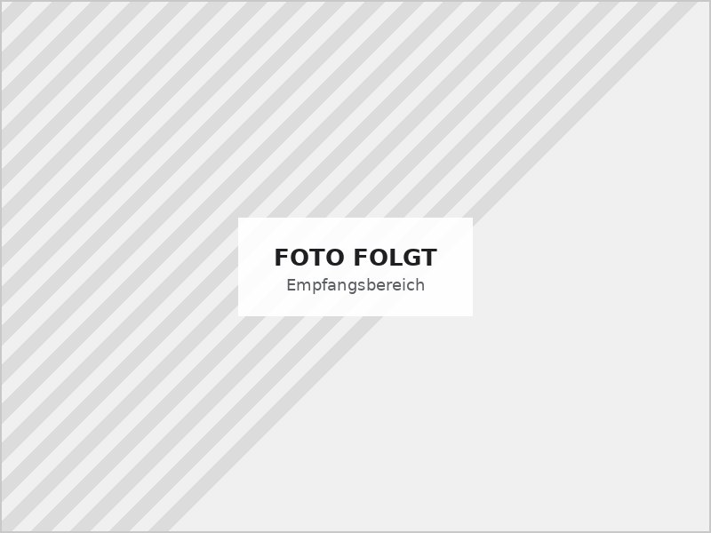 Empfangsbereich mit Automaten und Courts